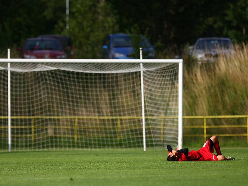 Po porážkách od Arsenalu a Roudnice a vítězství nad Turnov si novoborští hráči vylepšili chuť na třetiligové Hlavici. Ve středu jí doma porazili 2:1.