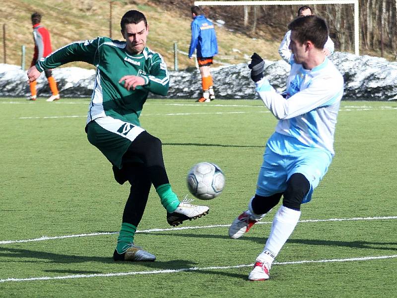 Konfrontace dvou účastníků krajských přeborů (Libereckého a Ústeckého) lépe vyzněla pro děčínský Junior, který porazil FC Nový Bor. Stach se snaží zastavit pronikajícího Kubeše.