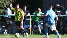 Fotbalisté Kamenice (pruhované dresy) doma porazili Žandov 6:0!