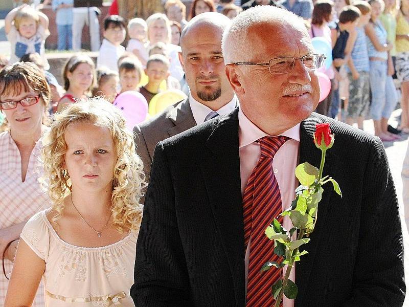 Prezident Václav Klaus přijel na zahájení školního roku do Základní školy v Kravařích.