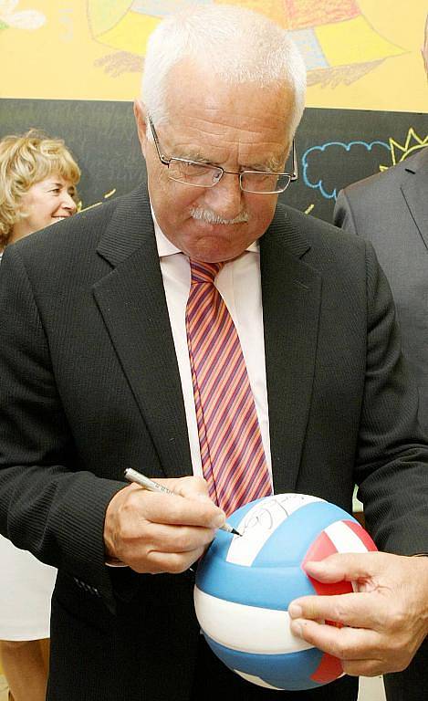 Prezident Václav Klaus přijel na zahájení školního roku do Základní školy v Kravařích.