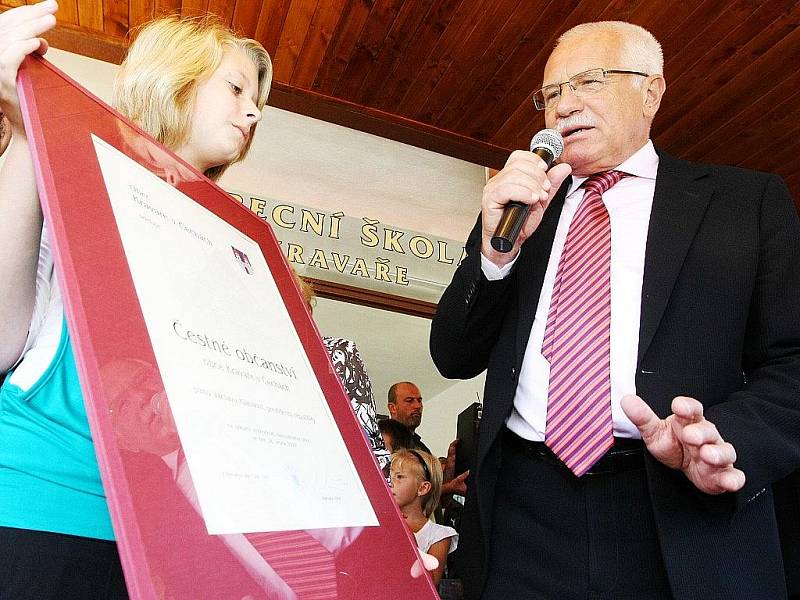Prezident Václav Klaus přijel na zahájení školního roku do Základní školy v Kravařích v roce 2009.