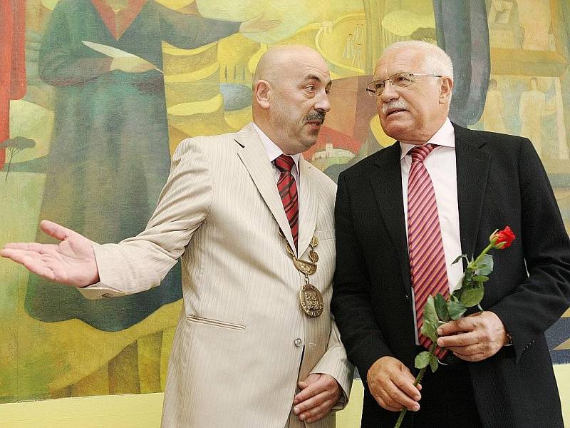 Prezident Václav Klaus přijel na zahájení školního roku do Základní školy v Kravařích.