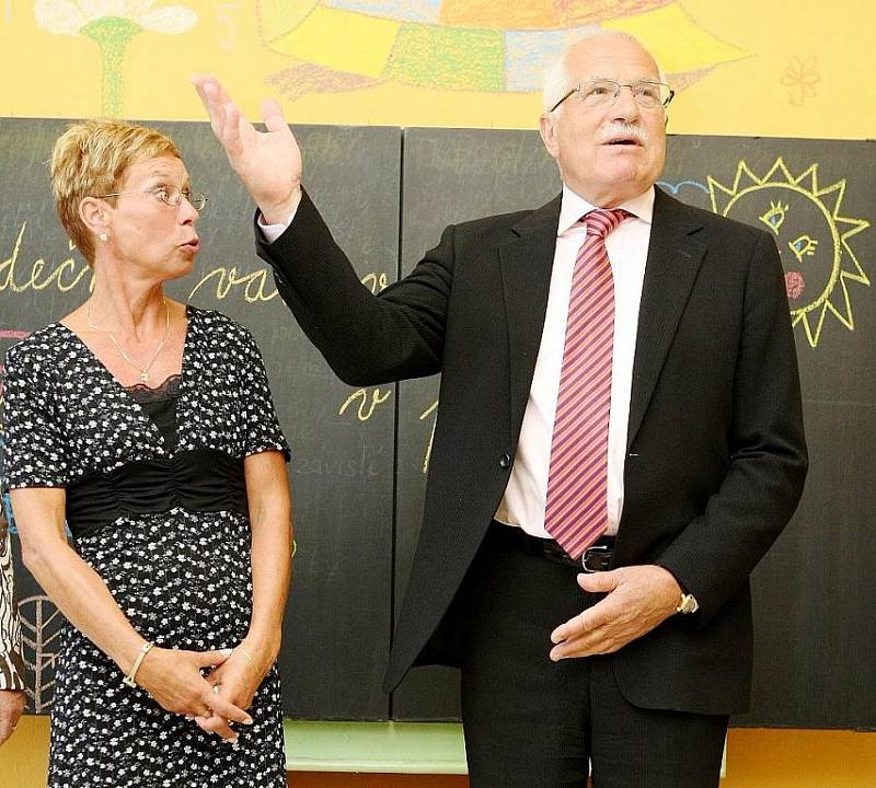 Prezident Václav Klaus přijel na zahájení školního roku do Základní školy v Kravařích.