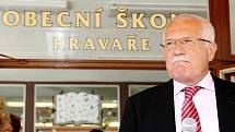 Prezident Václav Klaus přijel na zahájení školního roku do Základní školy v Kravařích.