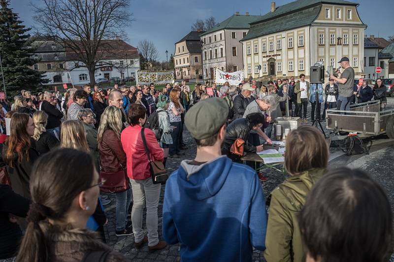 Na novoborském náměstí se sešlo kolem dvou set lidí.