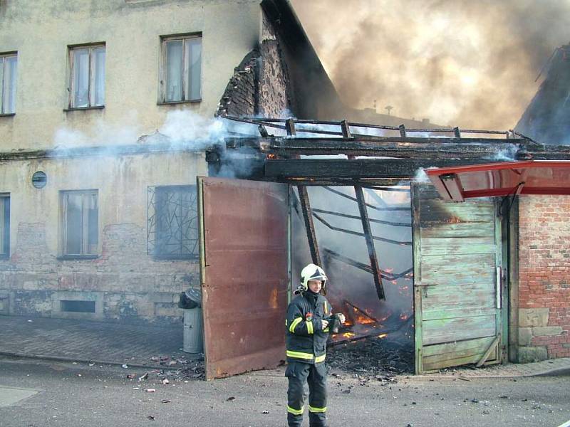 Požár domu č.p. 180 v Kravařích. Podle majitele domu je možné, že dům zapálili nájemníci, aby si místo stodoly udělali zahradu. 