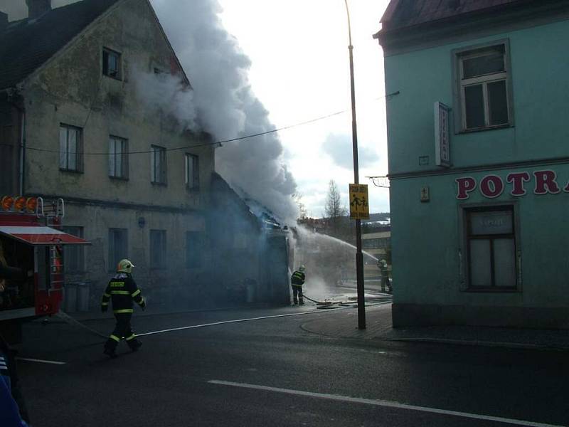 Požár domu č.p. 180 v Kravařích. Podle majitele domu je možné, že dům zapálili nájemníci, aby si místo stodoly udělali zahradu. 