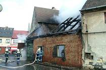 Požár domu č.p. 180 v Kravařích. Podle majitele domu je možné, že dům zapálili nájemníci, aby si místo stodoly udělali zahradu. 