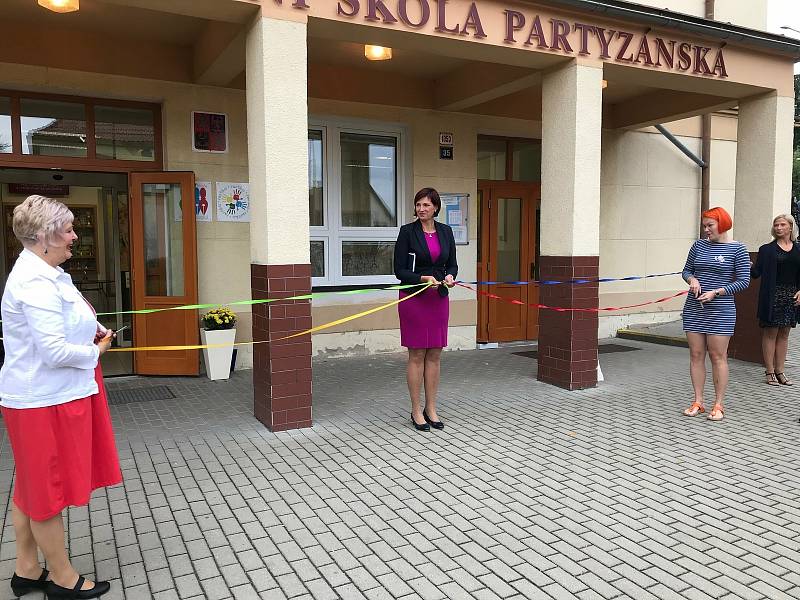 21 tříd prvňáčků na devíti základních školách v České Lípě dnes postupně přivítali v první školní den všichni čtyři členové vedení města.