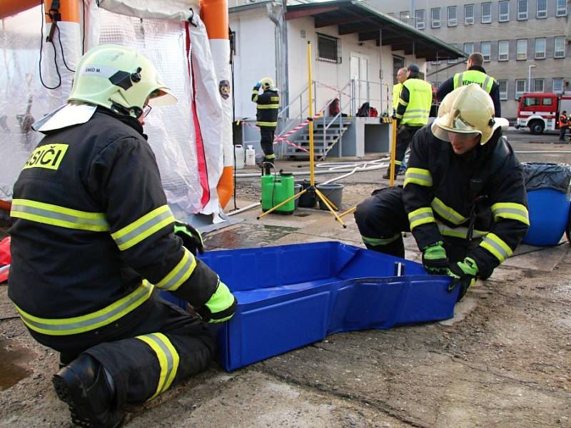 Ve středu 19. října proběhlo ve Věznici Stráž pod Ralskem taktické cvičení složek IZS zaměřené na výskyt vysoce nakažlivé nemoci. 