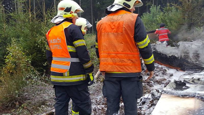 Letadlo se zřítilo v lesích asi kilometr od Stráže pod Ralskem u vrchu Lipka. Po pádu začalo hořet. 