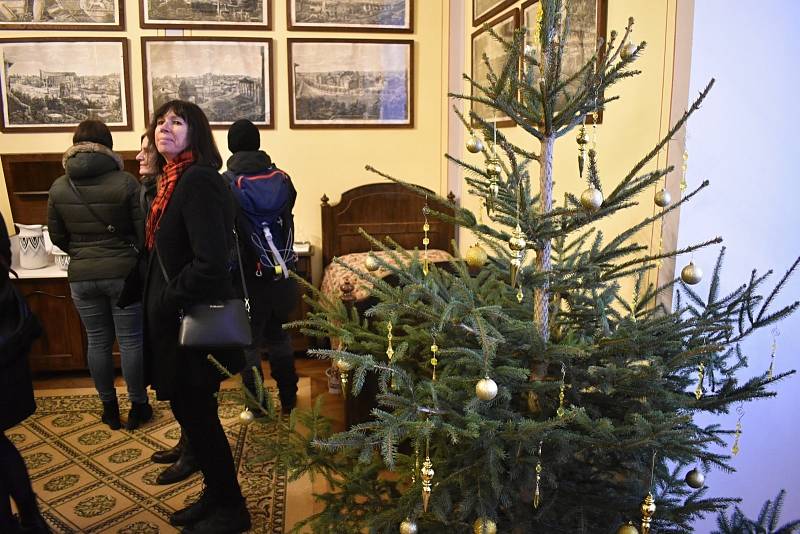 Zákupský zámek připravil pro návštěvníky prohlídky vánočně nazdobenými pokoji.