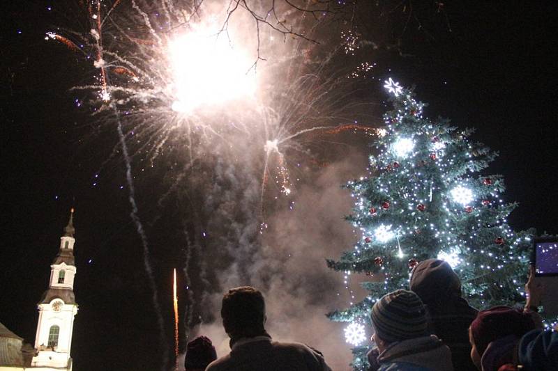 V Novém Boru odstartuje advent tradičním sletem andělů z místního kostela a chybět nebude ani ohňostroj.