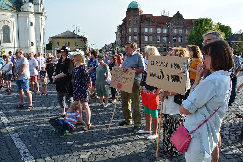 Demonstrace proti Babišovi v Novém Boru.