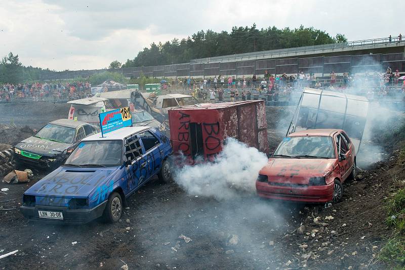 Na 240 závodníků přihlásilo své autovraky do devátého ročníku demoličního závodu autovraků s názvem Destruction derby, který má už svou tradici na Autodromu v Sosnové.