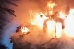Požár roubeného domu v Novém Boru