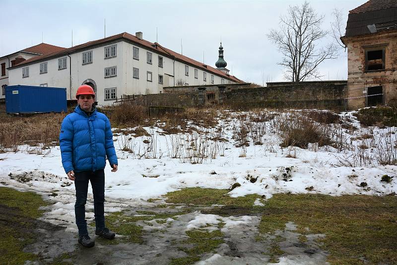 Díky vstřícnosti kastelána Vladimíra Tregla můžeme ukázat jak aktuálně vypadá nepřístupný komplex unikátního dvora ze 17. století, který byl součástí zámku v Zákupech a od konce monarchie neuvěřitelně zchátral. Právě nyní začíná jeho oprava, u jižního kří