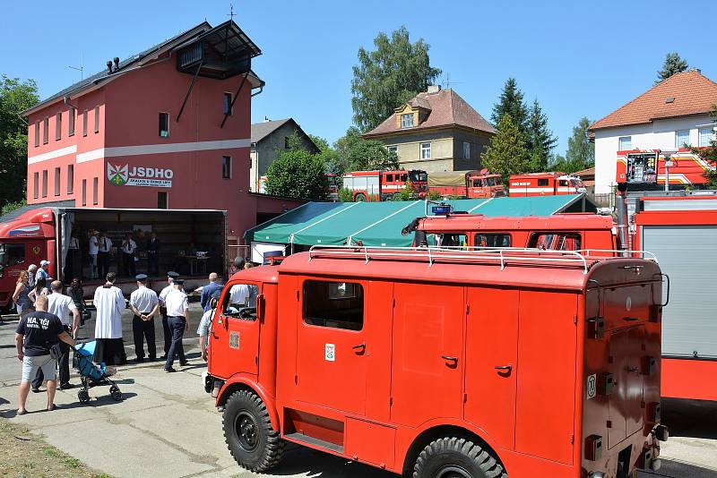 Spousta nejrůznějších hasičských vozů nejen z Českolipska, ale i Libereckého kraje se v letním žáru zúčastnila spanilé jízdy ze Skalice přes Častolovice, Pihel, Nový Bor a Okrouhlou a následných oslav jubilea vzniku skalického hasičského sboru. Sobota 29.