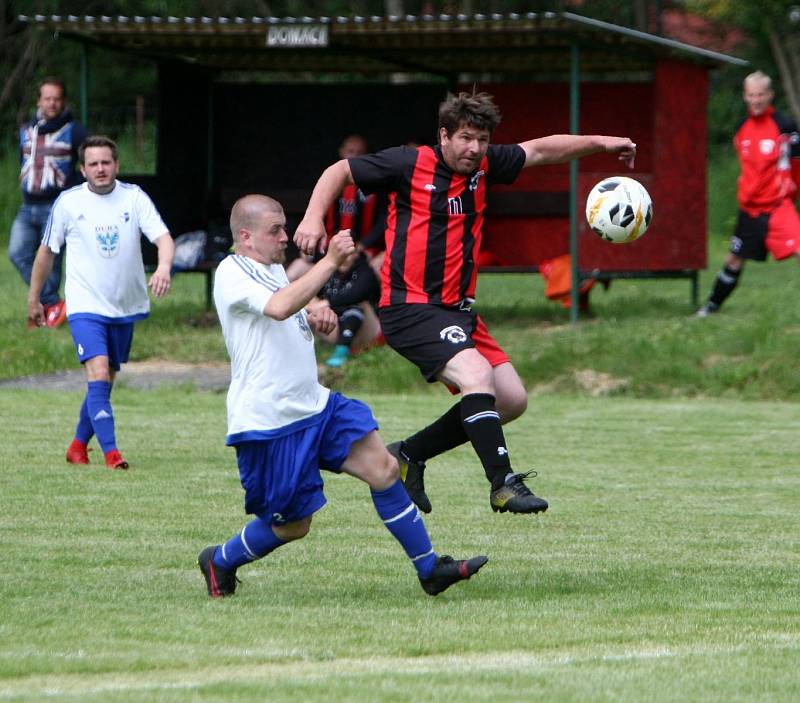 Bukovany (červené dresy) doma porazily Dubou 4:2.