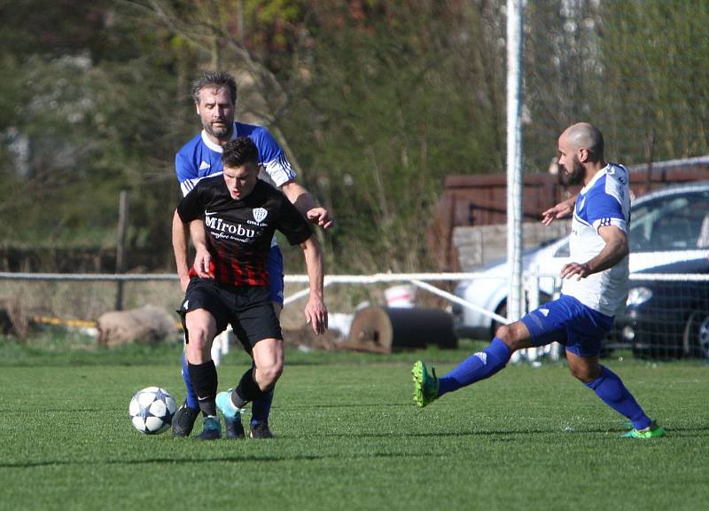 Hosté od řeky Ploučnice (tmavé dresy) podlehli Velvarům 2:5.