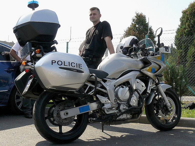 Zásahovou jednotka Policie ČR, psovody, pražskou jízdní policii a další složky integrovaného záchranného systému bylo možné v sobotu vidět na autodromu v Sosnové během devátého ročníku akce Den s policí.