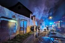 Střechu domu v Mimoni pohltily plameny. Na místě zasahovalo šest jednotek hasičů.
