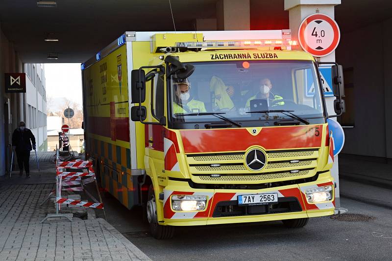 Velkokapacitní sanitka Zdravotnické záchranné služby hlavního města Prahy zvaná Fénix si přijela pro pět covid pozitivních pacientů do českolipské nemocnice