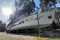 Výletní loď Máj je na břehu Máchova jezera. Důvodem je oprava poškozeného lodního šroubu