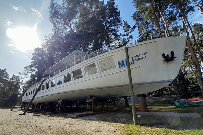 Výletní loď Máj je na břehu Máchova jezera. Důvodem je oprava poškozeného lodního šroubu