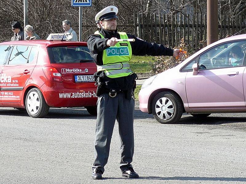 Má-li policista pravou paži předpaženou a levou upaženou, znamená to Stůj! pro řidiče přijíždějícího směrem k jeho zádům a pravému boku a Volno pro přijíždějící směrem k levému boku. Přijíždějící směrem k čelu policisty smí odbočovat jen vpravo. 