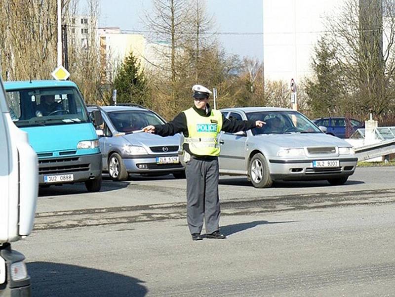 STŮJ – pro směr, ke kterému stojí policista čelem nebo zády. Řidič je povinen zastavit vozidlo.