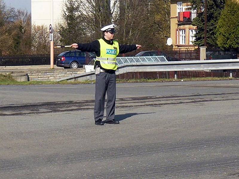 STŮJ – pro směr, ke kterému stojí policista čelem nebo zády. Řidič je povinen zastavit vozidlo.