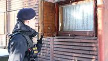 Chaty a chalupy okolo Máchova jezera jsou pod pravidelným dohledem policistů. 