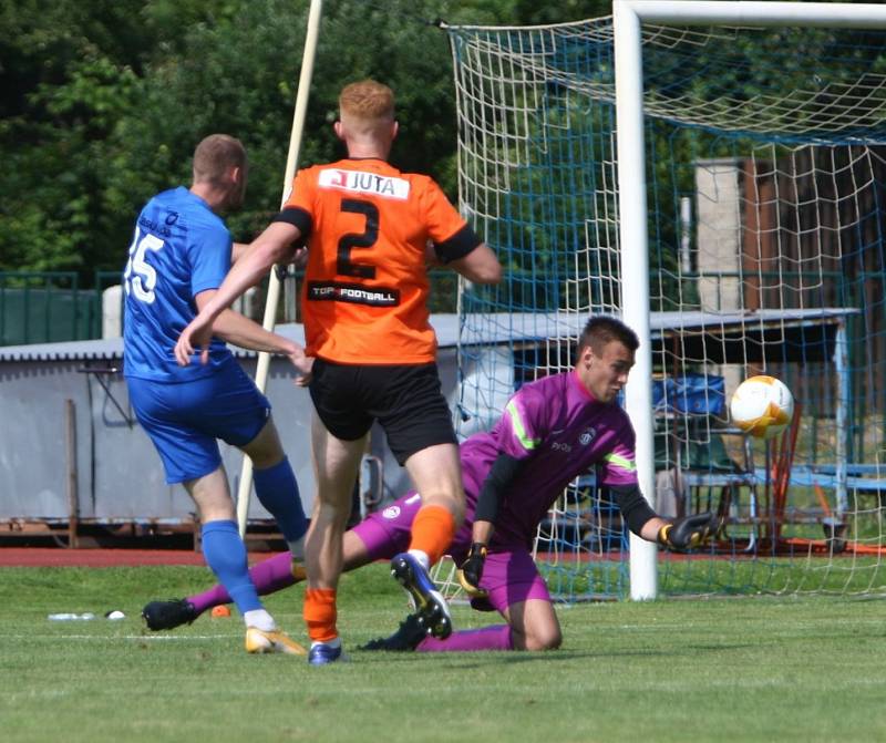 Fotbalisté České Lípy (modré dresy) podlehli Liberci B 1:4.