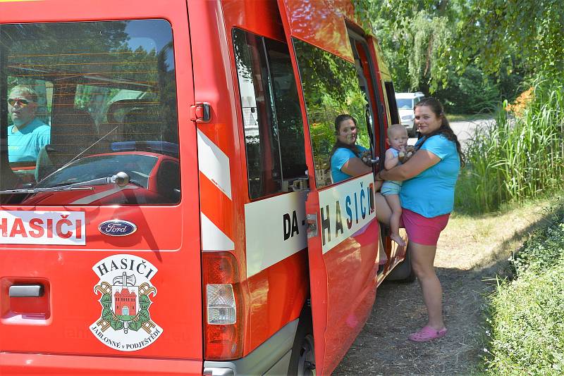 Řada hasičských vozů nejen z Českolipska, ale i Libereckého kraje se v letním žáru zúčastnila spanilé jízdy ze Skalice.