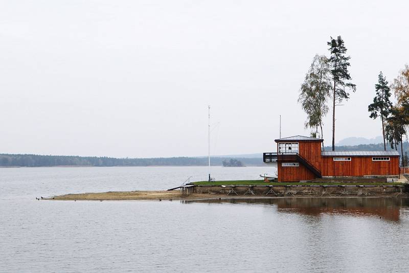 Máchovo jezero se letos upouští o zhruba 170 cm. Kvůli odbahnění zátoky a revitalizaci pobřeží ve Starých Splavech. 