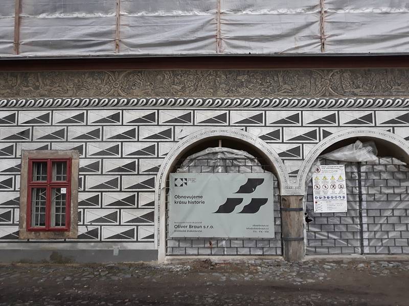 Letohrádek nazývaný Červený zámeček nebo Červený dům v centru České Lípy, italská renesance. Spravuje ho Vlastivědné muzeum a galerie Česká Lípa, které uvnitř má depozitáře a dílny.