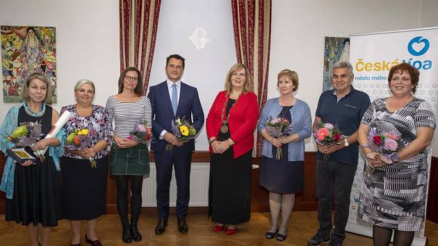 Sedm občanů převzalo z rukou starostky Romany Žatecké ocenění „Poděkování starostky“.