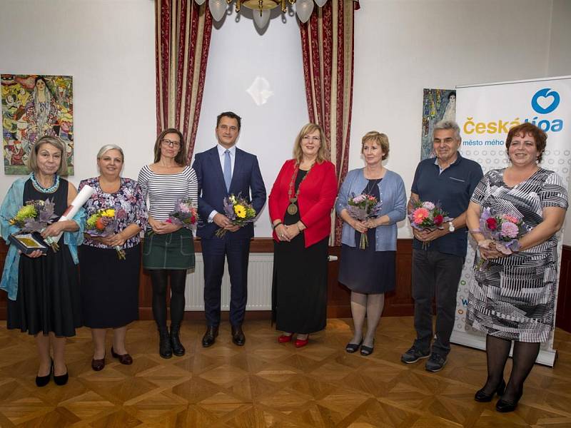 Sedm občanů převzalo z rukou starostky Romany Žatecké ocenění „Poděkování starostky“.