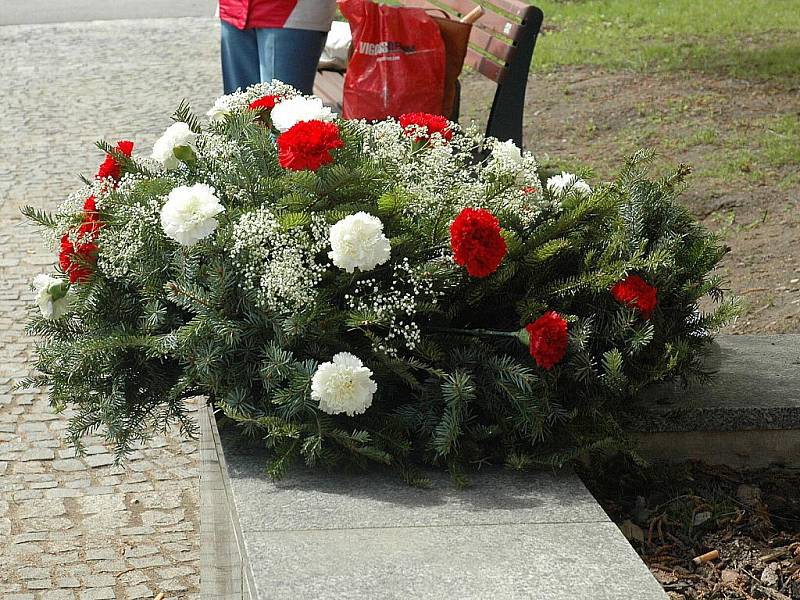 Pietní akt ke Dni vítězství začal v České Lípě na náměstí Osvobození. 