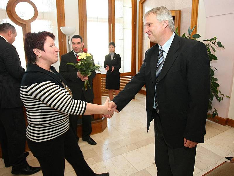 Podruhé si ocenění za výbornou pedagogickou práci odnesli českolipští učitelé. Pavel Hric přijímá gratulace od starostky Hany Moudré.