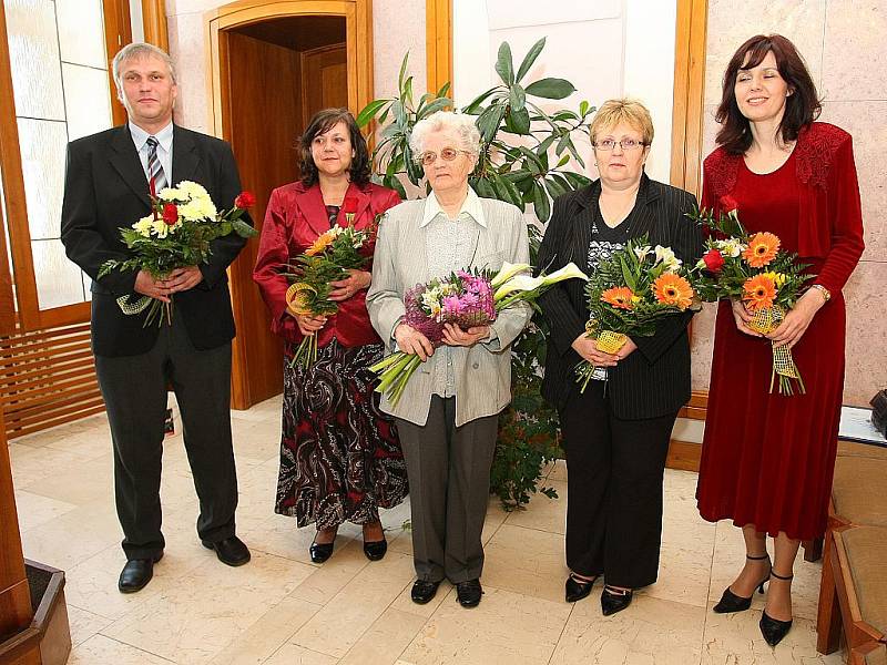 Podruhé si ocenění za výbornou pedagogickou práci odnesli českolipští učitelé.  Na snímku zleva Pavel Hric, Eva Hyblerová, Božena Skořepová, Květoslava Hradecká a Šárka Mášková. 