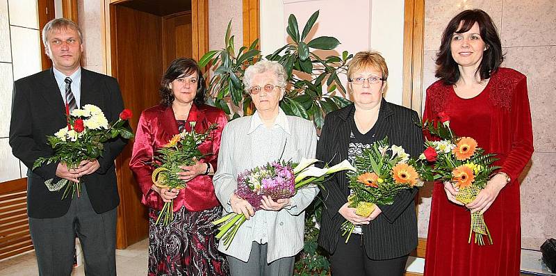 Podruhé si ocenění za výbornou pedagogickou práci odnesli českolipští učitelé. Na snímku zleva Pavel Hric, Eva Hyblerová, Božena Skořepová, Květoslava Hradecká a Šárka Mášková. 