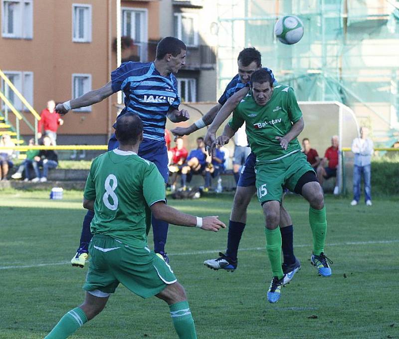 Fotbalisté Arsenalu Česká Lípy (modré dresy) nepřivezli ze středeční předehrávky 17. kola ani bod. Prohráli 0:1.