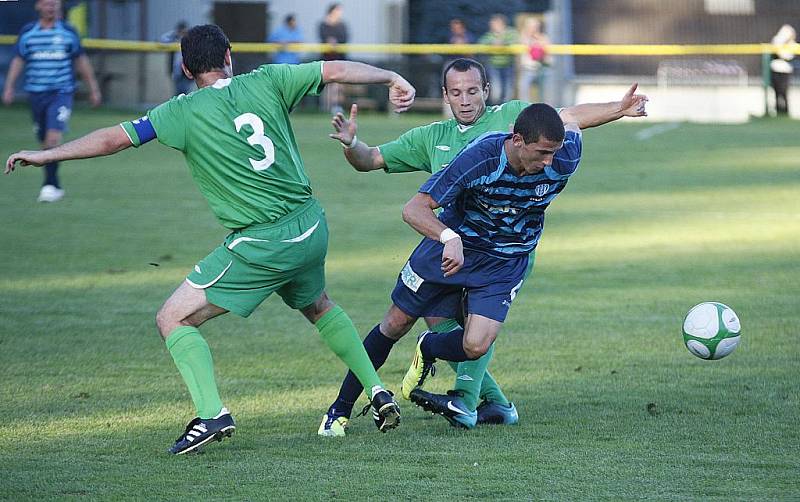 Fotbalisté Arsenalu Česká Lípy (modré dresy) nepřivezli ze středeční předehrávky 17. kola ani bod. Prohráli 0:1.