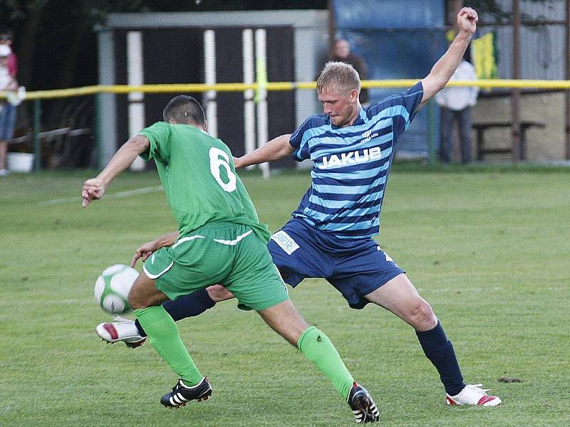 Fotbalisté Arsenalu Česká Lípy (modré dresy) nepřivezli ze středeční předehrávky 17. kola ani bod. Prohráli 0:1.