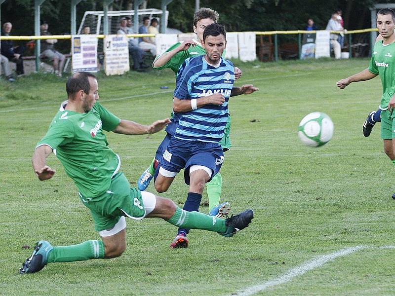 Fotbalisté Arsenalu Česká Lípy (modré dresy) nepřivezli ze středeční předehrávky 17. kola ani bod. Prohráli 0:1.