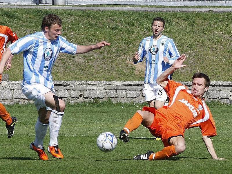 Záloha domácího mladoboleslavského FK (modrobílé dresy) si poradila s Arsenalem Česká Lípa. Hosté od Ploučnice sice vedli, ale  před poločasem  Mladá Boleslav srovnala a v samém závěru utkání třemi góly rozhodla.