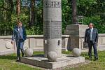 Hejtman Libereckého kraje Martin Půta navštívil v Novém Boru se starostou Jaromírem Dvořákem Lesní hřbitov
